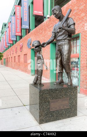 Una statua del grande baseball Ted Williams al di fuori del Parco Fenway su Van Ness Street a Boston, Massachusetts. Foto Stock