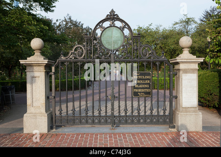 Cancello di ingresso alla Boston Public Garden e Haffenreffer a piedi su Charles Street a Boston, Massachusetts. Foto Stock