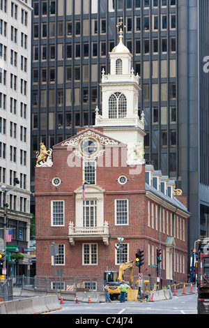 La vecchia casa di stato tra gli edifici moderni nel quartiere finanziario di Boston, Massachusetts. Foto Stock
