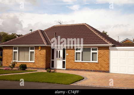 Un grande bungalow staccati in fase di ristrutturazione in Inghilterra Nottingham REGNO UNITO Foto Stock