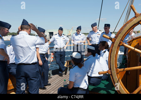 Nuovi ufficiali a bordo del treno il USCGC " Eagle " al suo homeport alla Coast Guard Academy di New London, Connecticut. Foto Stock