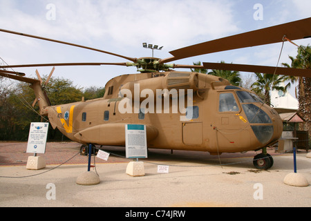 Idf israeliano ch-53 stallone elicottero sul display in Israele Air Force Museum a essere'er Sheva Foto Stock