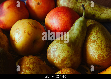 Un piatto di frutta. Le mele e le pesche noci, le pere. Foto Stock