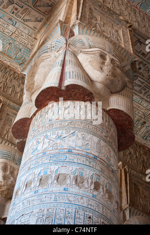 Le colonne all'interno di un antico tempio Egizio coperti in geroglifico sculture e dipinti Foto Stock