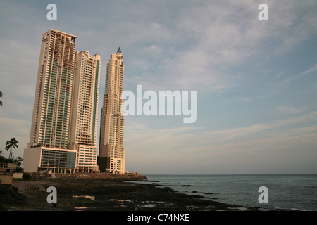Alta edifici di appartamenti in una posizione fronte oceano guardando sopra l'Oceano Pacifico, Panama City. Foto Stock