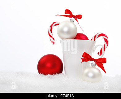 Composizione di natale con canditi e decorazione di Natale su bianco Foto Stock