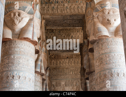 Le colonne all'interno di un antico tempio Egizio coperti in geroglifico sculture e dipinti Foto Stock