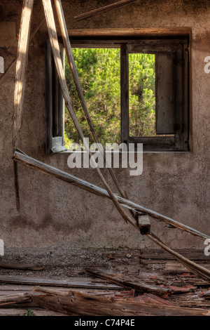Finestra rotta in una casa abbandonata Foto Stock