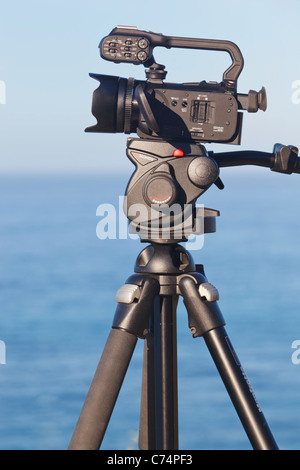 Canon XA10 videocamera HD montata su treppiede Manfrotto con testa video. Foto Stock