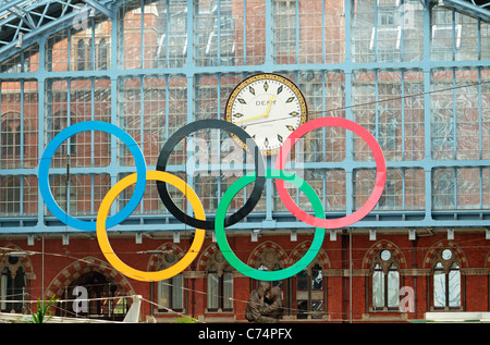 I cinque anelli olimpici simbolo Olimpiadi di Londra 2012 a St Pancras International Station, London, Regno Unito Foto Stock