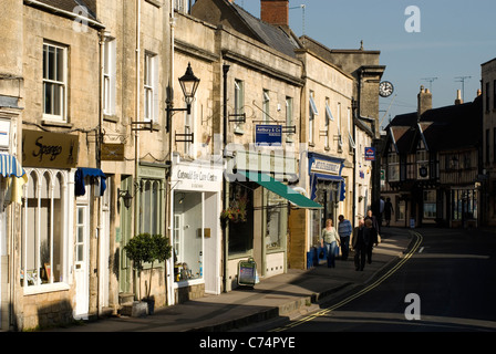 High street scene in Cotswolds città di Winchcombe, Gloucestershire, Inghilterra Foto Stock