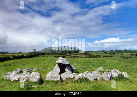 Anello di pietra e la tomba megalitica, Cimitero Megalitico di Carrowmore, nella contea di Sligo, Repubblica di Irlanda, Europa Foto Stock