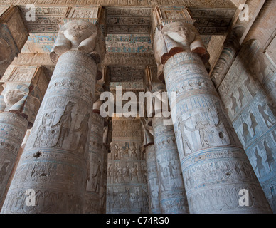 Le colonne all'interno di un antico tempio Egizio coperti in geroglifico sculture e dipinti Foto Stock