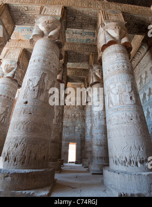 Le colonne all'interno di un antico tempio Egizio coperti in geroglifico sculture e dipinti Foto Stock