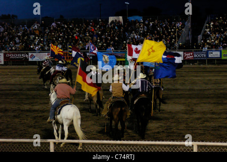 Stati Uniti, California, Vescovo 37th mulo Giorni, Drill Team, dalle bandiere di Stati membri partecipanti e paesi 2006 Foto Stock