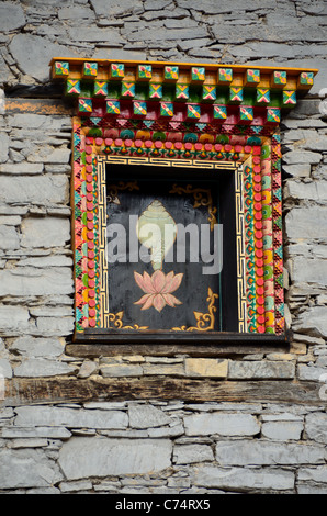 Vetro colorato dipinto su un stile tibetano house. Sichuan, in Cina. Foto Stock