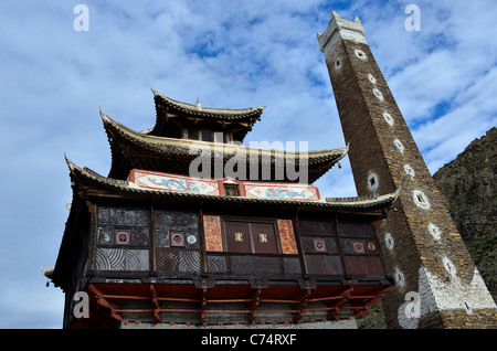 Un tradizionale tempio tibetano e la torre del castello. Sichuan, in Cina. Foto Stock