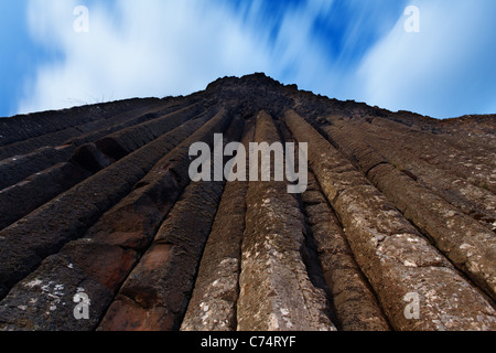 Colonne di basalto chiamato organo a canne a Giant's Causeway, County Antrim, Irlanda del Nord, Regno Unito Foto Stock