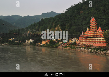 Vista del tempio Trayambakeshwar a Lakshman Jhula a Rishikesh. Foto Stock