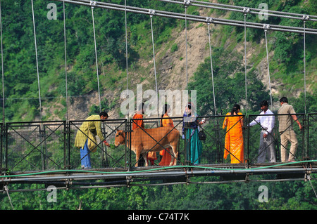 Ponte sospeso a Lakshman Jhula a Rishikesh. Foto Stock