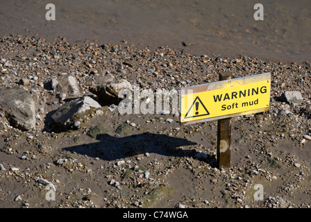 Segno di avvertimento del fango morbido sul foreshore del fiume Tamigi in Kew, a sud-ovest di Londra - Inghilterra Foto Stock