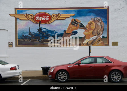 CocoCola murale e Guerra Mondiale 2 pilota di caccia, Walldog progetto murale, Route 66, Pontiac, Illinois, Stati Uniti d'America Foto Stock