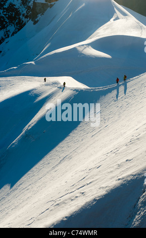 Gli alpinisti percorrendo a piedi l'Aiguille du Midi ridge, in Chamonix Mont Blanc Foto Stock