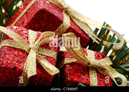 Addobbi natale su uno sfondo bianco per essere utilizzati in composizioni e disegni per la stagione delle vacanze. Foto Stock