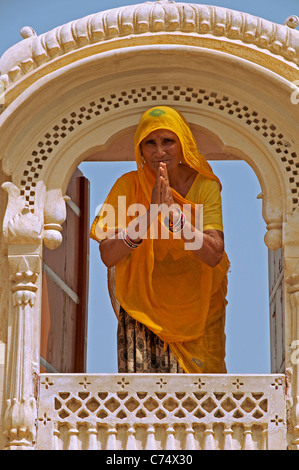 Donna che fa il gesto di saluto Junagarh Fort Bikaner Rajasthan in India Foto Stock