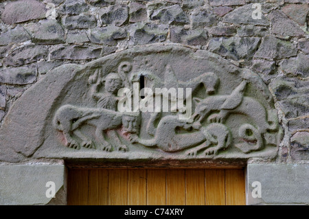 Il carving su porta sacrestia, Chiesa di San Michele, Stoney Stanton, Leicestershire, England, Regno Unito Foto Stock