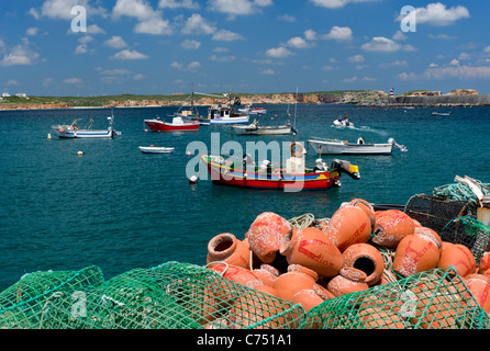 Sagres, aragosta pentole e barche da pesca nel porto Foto Stock