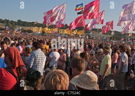 I festaioli guarda la musica sull'altro stadio a Glastonbury Foto Stock