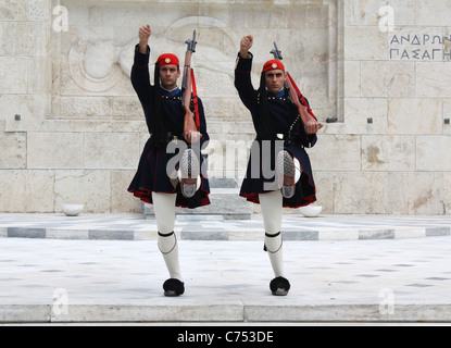 Evzones (palazzo guardie cerimoniali) custodisce la tomba del Soldato Sconosciuto nella parte anteriore del parlamento greco a Atene, Grecia Foto Stock