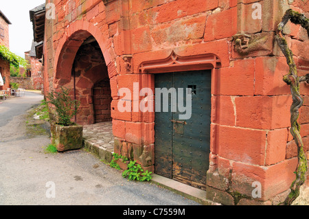 Francia, Correze: Casa Medioevale nella sabbia rossa borgo in pietra Collonges-la-Rouge Foto Stock