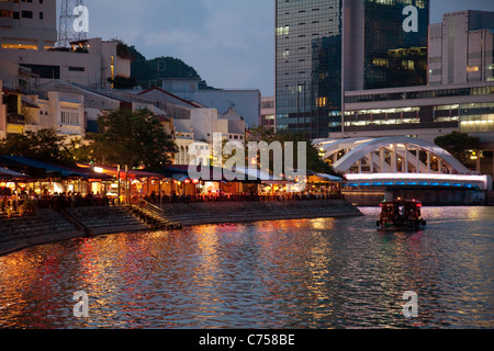 Ristoranti di notte lungo Boat Quay e il fiume Singapore, Singapore Asia Foto Stock