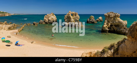 Il Portogallo, Algarve, una piccola baia vicino a Albufeira Foto Stock