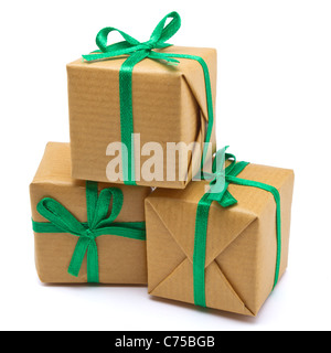 Pila di confezioni regalo avvolto in carta marrone isolato su bianco. Foto Stock