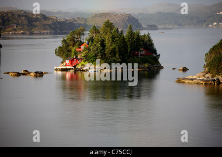 Norvegese rivestito di legno case su un isola vicino a Bergen, Norvegia. Foto Stock