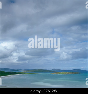 Una vista costiera delle Ebridi esterne attraverso Traigh Mhor sull isola di barra Foto Stock