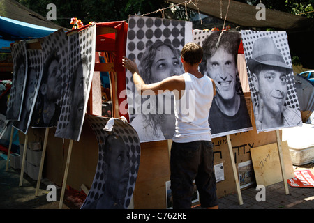 Un giovane israeliano ritrae i manifestanti di Tent City nel complesso della città di Tent in via Rothschild Tel Aviv Israele. La protesta per la giustizia sociale, chiamata anche protesta dei Tents, è stata una serie di manifestazioni in Israele che hanno avuto inizio nel luglio 2011 e che hanno coinvolto centinaia di migliaia di manifestanti di una serie di oppositori socioeconomici che si oppongono al continuo aumento del costo della vita, in particolare degli alloggi. Foto Stock