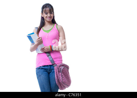 Felice studente universitario con libri su sfondo bianco Foto Stock