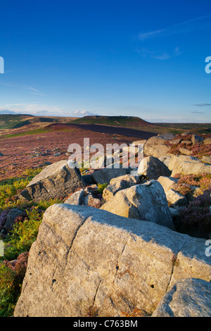 Vista da Owler Tor verso Higger Tor, Hathersage Moor, Parco Nazionale di Peak District, Derbyshire, in Inghilterra, Regno Unito Foto Stock