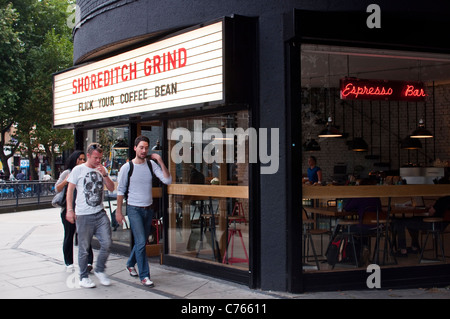 L'esterno dell'Shoreditch smerigliare espresso bar, una nuova caffetteria nella zona est di Londra sulla vecchia strada rotonda, Londra. Foto Stock