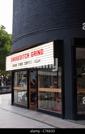 L'esterno dell'Shoreditch smerigliare espresso bar, una nuova caffetteria nella zona est di Londra sulla vecchia strada rotonda, Londra. Foto Stock