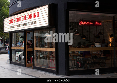 L'esterno dell'Shoreditch smerigliare espresso bar, una nuova caffetteria nella zona est di Londra sulla vecchia strada rotonda, Londra. Foto Stock