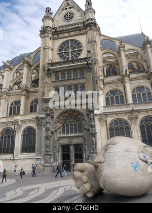 La scultura l'ecoute da Henri de Miller, fuori St. Eustache Chiesa, da Les Halles, Parigi, Francia Foto Stock