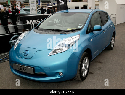 La Nissan Leaf, disponibile per test drive dal pubblico, a ecovelocity, basso contenuto di carbonio motor show tenutosi a Battersea Power Station Foto Stock