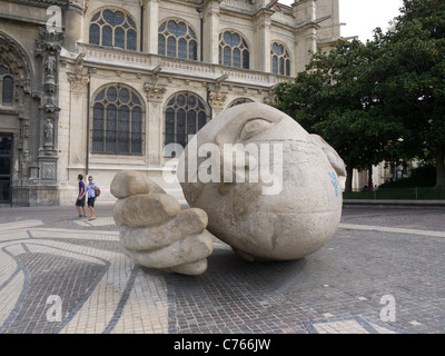 La scultura l'ecoute da Henri de Miller, fuori St. Eustache Chiesa, da Les Halles, Parigi, Francia Foto Stock