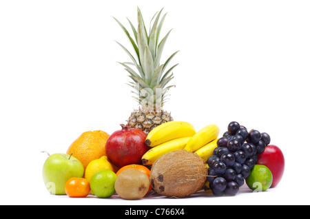 Composizione con frutta isolato su bianco Foto Stock