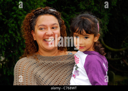 Madre con la sua bambina di due anni presso il St Andrews chiesa parrocchiale fayre, Farnham, Surrey, Regno Unito. Foto Stock